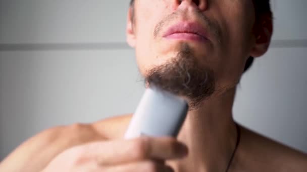 Hombre Corta Barba Bigote Con Una Afeitadora Eléctrica Tiempo Para — Vídeos de Stock