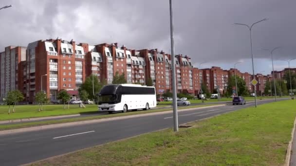 Turistibussi Valkoinen Moderni Mukava Turistibussi Matkalla Tiellä Matkailu Bussimatka — kuvapankkivideo