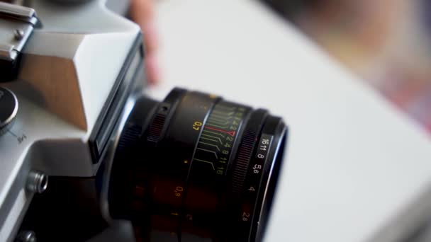 Elinde Retro Kamera Tutan Kız Kamerayı Kuruyor — Stok video