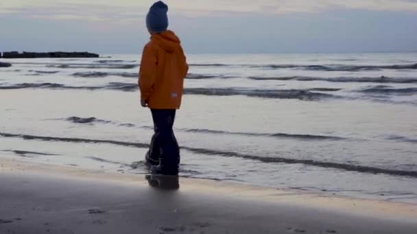 Ein Junge Läuft Stiefeln Auf Dem Wasser Der Meeresbucht Kleine — Stockvideo