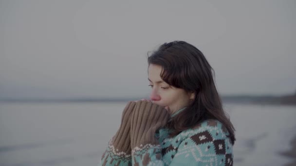 Ein Mädchen Einem Schönen Pullover Herbst Meeresstrand Wärmt Ihre Kalten — Stockvideo