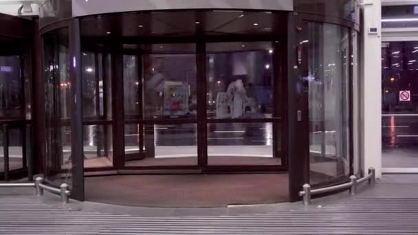 Вращающаяся Дверь Гипермаркета Ночью Вращающаяся Дверь Современного Офисного Здания Конце — стоковое видео