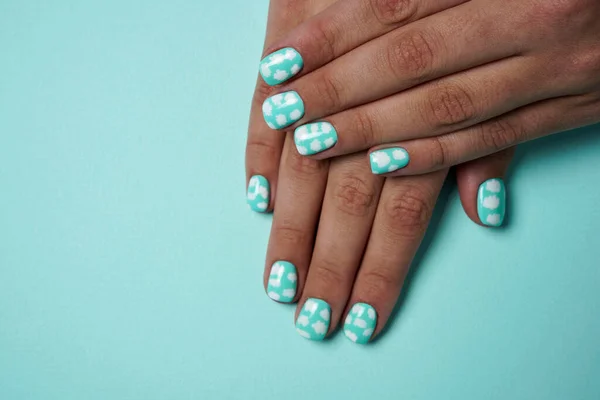 Mooie dunne vrouwelijke vingers met gekleurde manicure. Vrouwen handverzorging en spa ontspanning. — Stockfoto