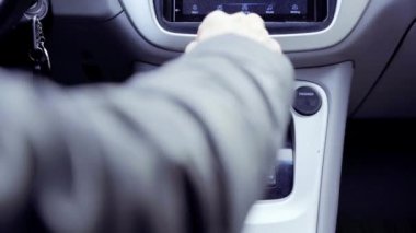 Bir Japon arabasının klasik otomatik şanzımanını seçen kişi.