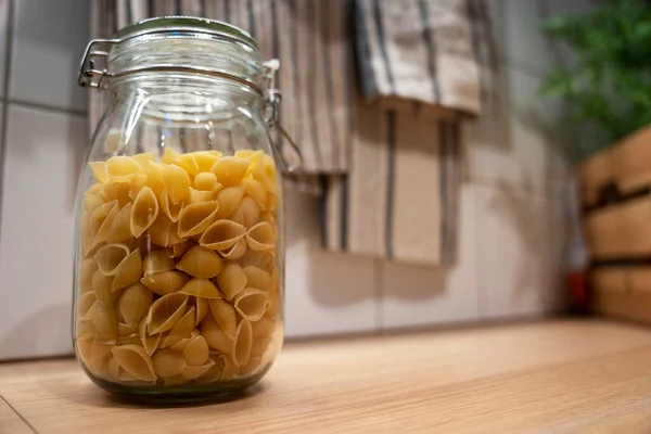 Pâtes en verrerie pour le stockage à domicile dans la cuisine — Photo