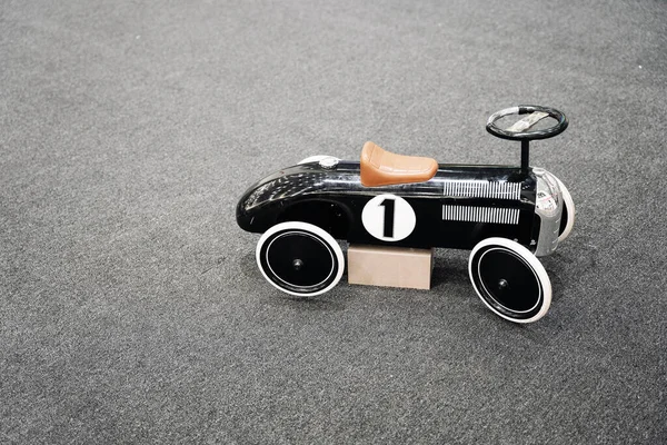 Детские гоночный автомобиль с рулем для езды маленьких детей — стоковое фото