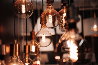 Kıvrımlı kıvrımlı lambalar, parlak lamba içinde yanan bir spiral.