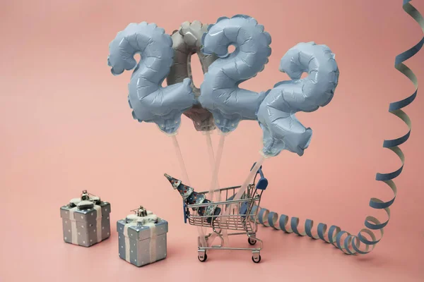 Un chariot du supermarché porte des chiffres gonflables avec des nombres 2022 année — Photo