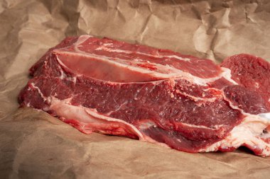 Kraft kağıdına sarılmış bir parça taze çiğ et.