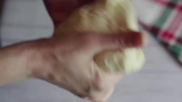 Vrouwen handen bereiden en kneed verse zelfgemaakte pizza deeg op de keukentafel — Stockvideo