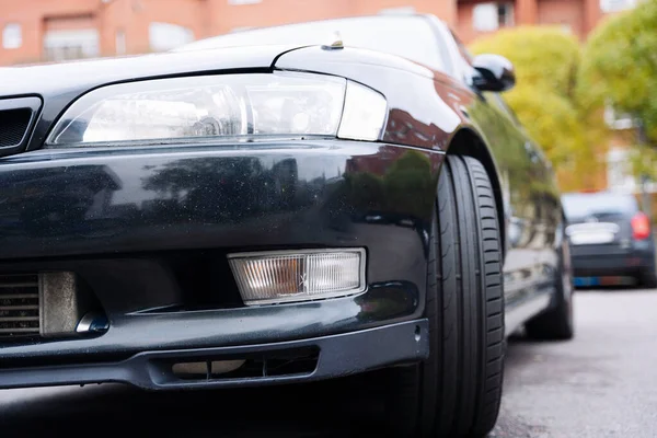 Klassisk svart japansk kraftfull sedan bil i höstens urbana landskap — Stockfoto