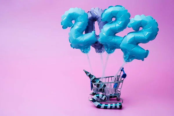 Un chariot du supermarché porte des chiffres gonflables avec des nombres 2022 année — Photo