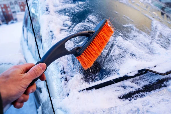Cleans the snow from the windshield, Scrapes off the ice — Fotografia de Stock