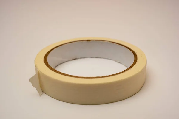 Un rollo de cinta adhesiva pegajosa sobre un fondo blanco — Foto de Stock