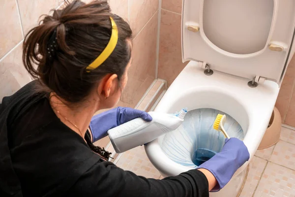 Uma Jovem Limpa Banheiro Banheiro Usando Detergente Uma Escova Luvas — Fotografia de Stock