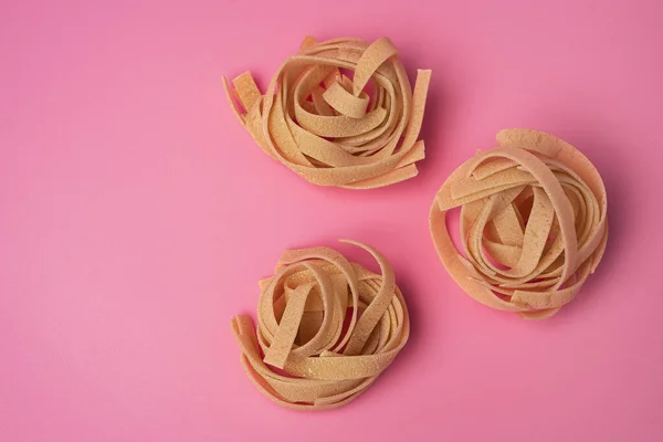 Trois Nids Tagliatelles Crues Sur Fond Rose Nids Pâtes Nids — Photo