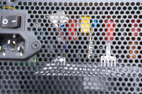 Elektronik bileşenlerin görülebildiği metal ızgaralı bir bilgisayar için yeni güç kaynağı