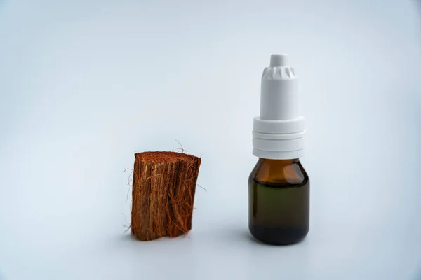 Une bouteille d'huile aromatique sur fond blanc. un flacon avec un médicament Image En Vente