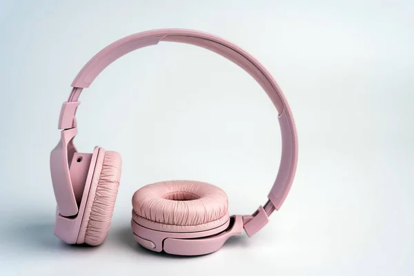 Pink wireless headphones on a white background. Music time — Stock Photo, Image