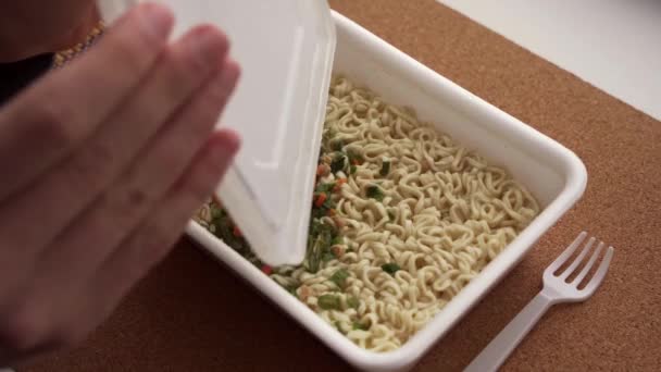 Ręce mieszają suszone warzywa z chińskim makaronem instant — Wideo stockowe