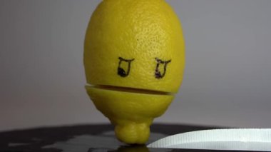 Konuşan sarı bir limon. Biçimli bir ağzı ve boyalı gözleri var.