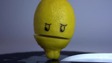 Konuşan sarı bir limon. Biçimli bir ağzı ve boyalı gözleri var.