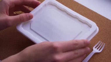 İnsan eli bir kutu Çin eriştesinin kapağını kapatır..