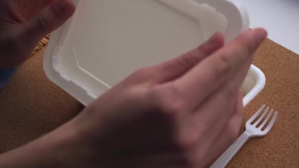十代の若者たちの手は、インスタント中華麺と沸騰水と乾燥野菜をミックス — ストック動画