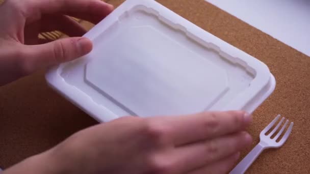 Las manos humanas cierran la tapa de una caja de fideos chinos instantáneos, comida rápida. — Vídeos de Stock