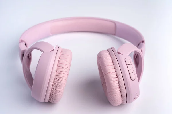 白色背景的时髦粉色无线耳机. — 图库照片