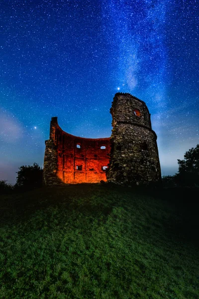 Млечный Путь Звездное Небо Над Руинами Ветряной Мельницы Возле Села Лицензионные Стоковые Фото