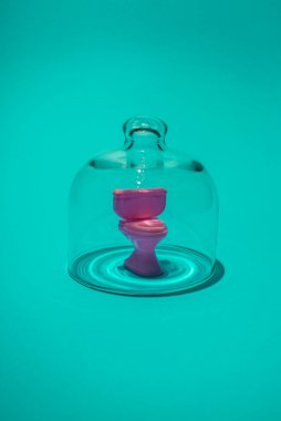 Cam kavanozun altındaki klozet kapağı. Hijyen fikri. Asgari soyut salgın ve izolasyon konsepti. Kopyalama alanı ile.