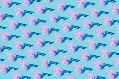 Çocuklar modaya uygun pastel mavi arka planda klasik telefon kalıplarına sahipler. Yaratıcı üst görünüm düzeni. Retro teknoloji fikri. Asgari soyut temas konseptini koru.