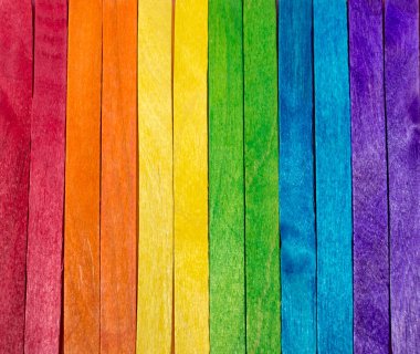 Tahtadan yapılmış gökkuşağı bayrağı arka planı. Üst görünüm düzeni. Asgari özet LGBTQ + kavramı.