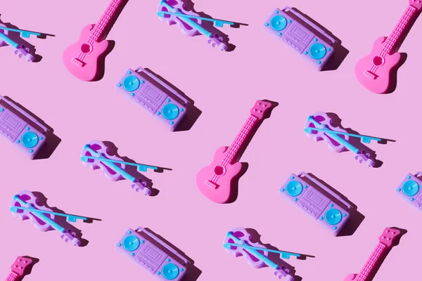 Oyuncak gitar, kaset çalar ve modaya uygun pastel arka planda keman. Üst manzara, düz döşeme. En düşük müzik ve parti konsepti.