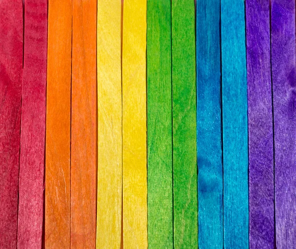 Tahtadan yapılmış gökkuşağı bayrağı arka planı. Üst görünüm düzeni. Asgari özet LGBTQ + kavramı.