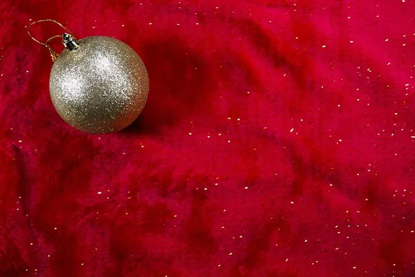 Noel arkaplanı ağaç süslemesi ve altın parıltılı kırmızı kürk. Düz yerde, üst tarafta. Minimum Noel ve Yeni Yıl konsepti. Boşluğu kopyala. 