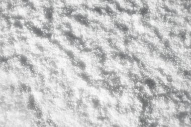 Gece lambalarının altında ışıl ışıl kar. Minimum kış tatili konsepti. Boşluğu kopyala.