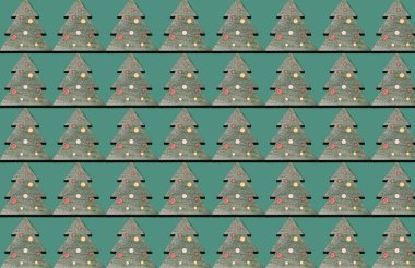 Noel ağacından yapılmış süs desenli yaratıcı bir düzen. Koyu yeşil renkli arka planda. Düz yerde, üst tarafta. Asgari kış tatili konsepti.