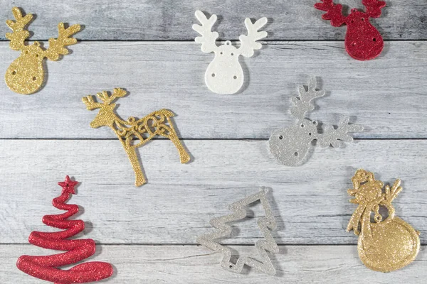 Beyaz ahşap tahtalarda klasik Noel ağacı süslemeleri. Düz yerde, üst tarafta. En az kış tatili konsepti.