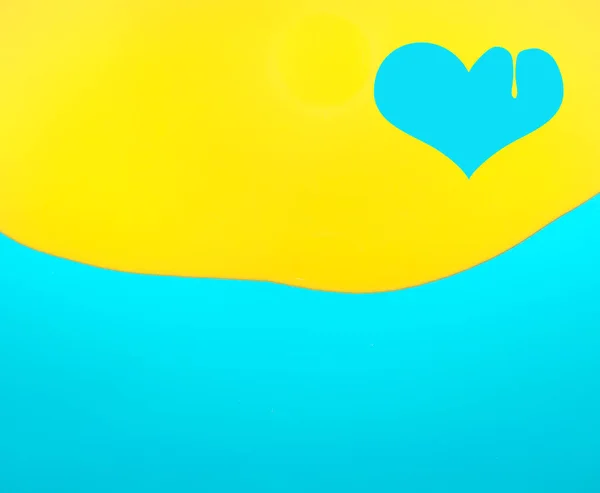 Symbol Tvaru Srdce Vyrobený Kapající Žluté Barvy Modrém Pozadí Plocha — Stock fotografie