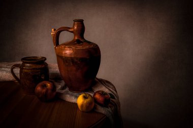 İki eski su kasesi, üç elma ve bir masa örtüsüyle sakin bir hayat. Sanat ve yağlı boya tabloları. Kopyalama alanı ile.