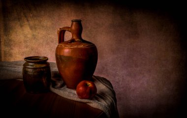 İki eski su testisi, kırmızı elma ve masa örtüsüyle sakin bir hayat. Sanat ve yağlı boya tabloları. Kopyalama alanı ile.