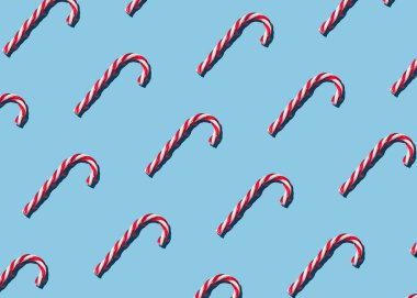 Pastel mavi arka planda şeker kamışı lolipop. Yaratıcı düzen düzeni. Düz yerde, üst tarafta. Yeni yıl ve Noel fikri. En az kış tatili konsepti.