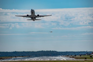 Arlington, Virginia, ABD - 29 Eylül 2021: Diğerleri Karaya Sıralanırken Bir Uçak Ronald Reagan Washington Ulusal Havalimanından Kalkıyor