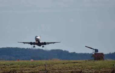 Arlington, Virginia, ABD - 29 Eylül 2021: Açık Bir Gün 'de Ronald Reagan Washington Ulusal Havalimanı' ndan Uçak Kalkıyor