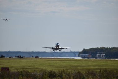 Arlington, Virginia, ABD - 29 Eylül 2021: Diğerleri Karaya Sıralanırken Bir Uçak Ronald Reagan Washington Ulusal Havalimanından Kalkıyor