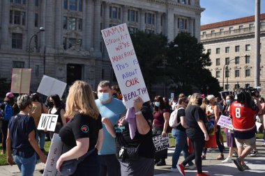 Washington, DC, ABD - 2 Ekim 2021: Özgürlük Meydanı 'ndaki Kadın Yürüyüşü' nde 