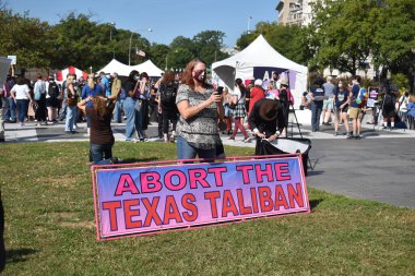Washington, DC, ABD - 2 Ekim 2021: Kadın Özgürlük Meydanı 'ndaki Kadın Yürüyüşü' nde Teksas Taliban 'ını İptal Edin Yazısını Tutuyor