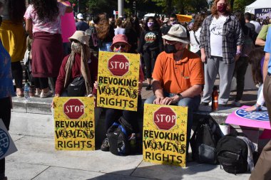 Washington, DC, ABD - 2 Ekim 2021: Kadınlar Özgürlük Meydanı 'ndaki Kadın Haklarını İptal Etmeyi Durdurun Yazısını Tutuyor